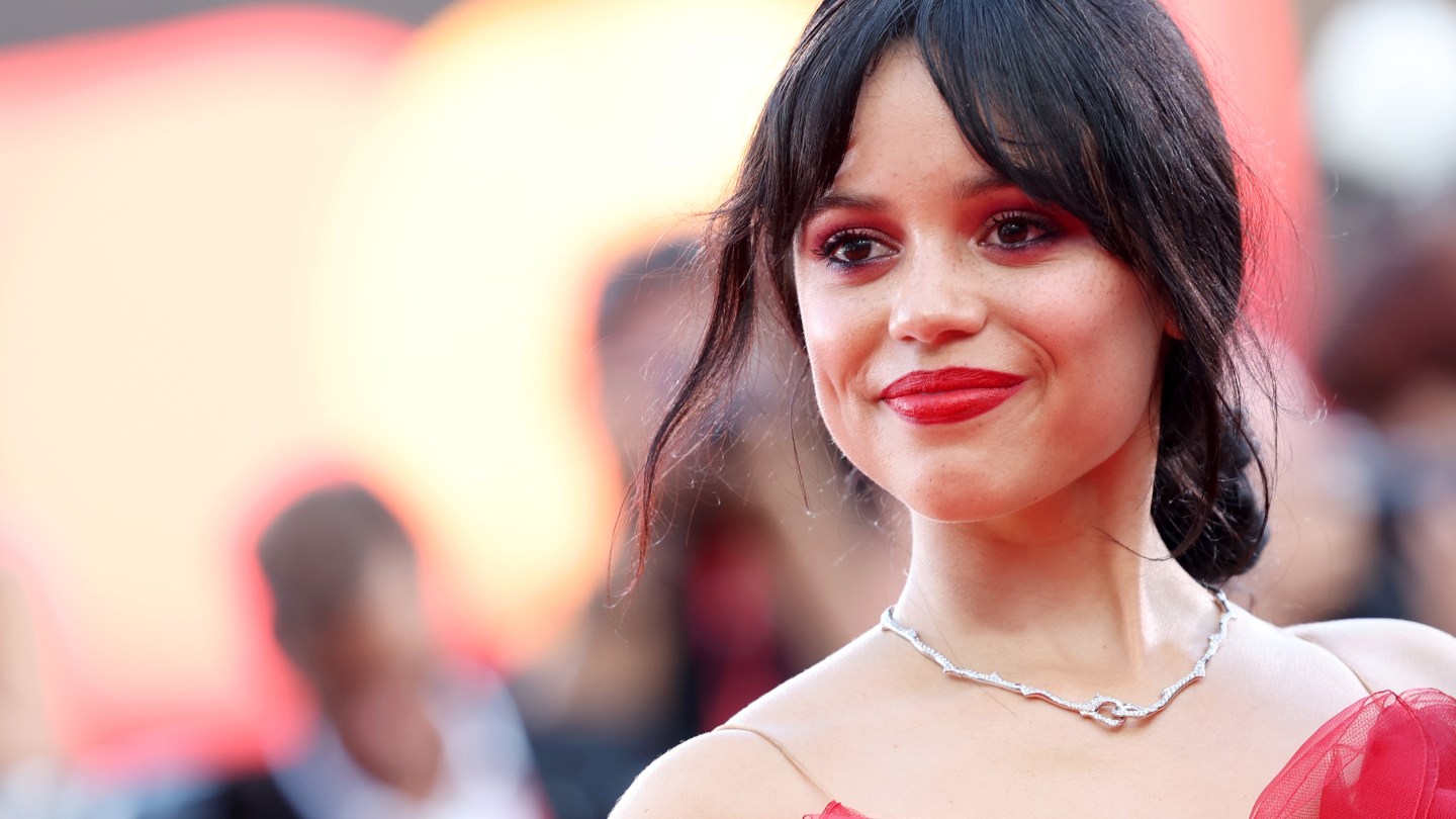 Jenna Ortega chega ao tapete vermelho para a estreia de 'Beetlejuice Beetlejuice'
