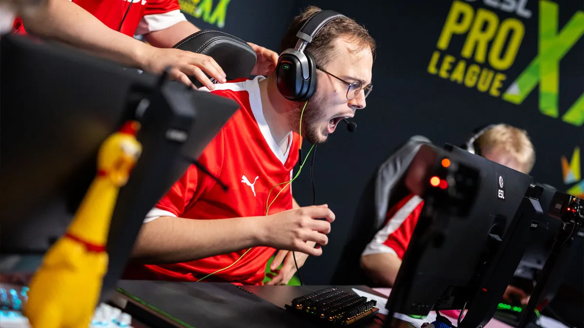 A MOUZ player sits at his PC at ESL Pro League Season 20.